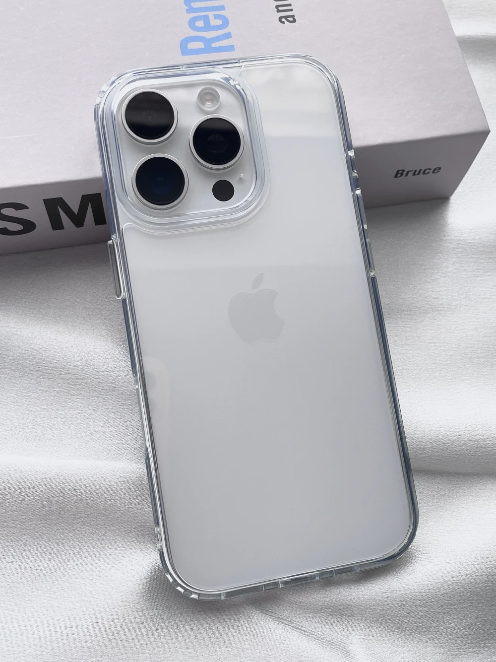 The transparent phone case with four-corner airbags provides impact-resistant protection and is suitable for iphones