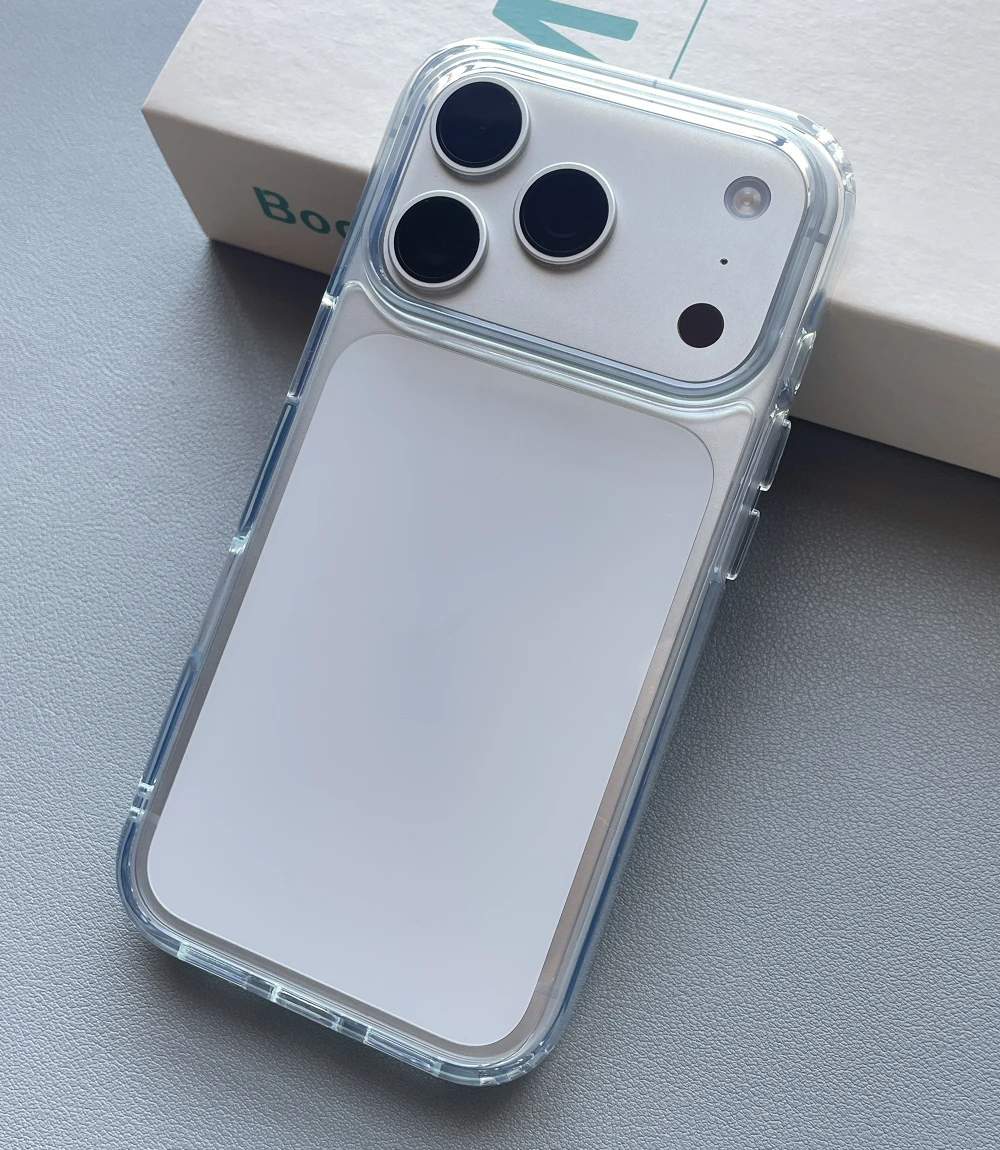 The transparent phone case with four-corner airbags provides impact-resistant protection and is suitable for iphones