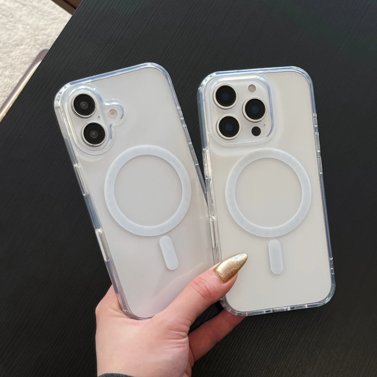 The transparent magnetic phone case is protected by four corner airbags and is impact-resistant