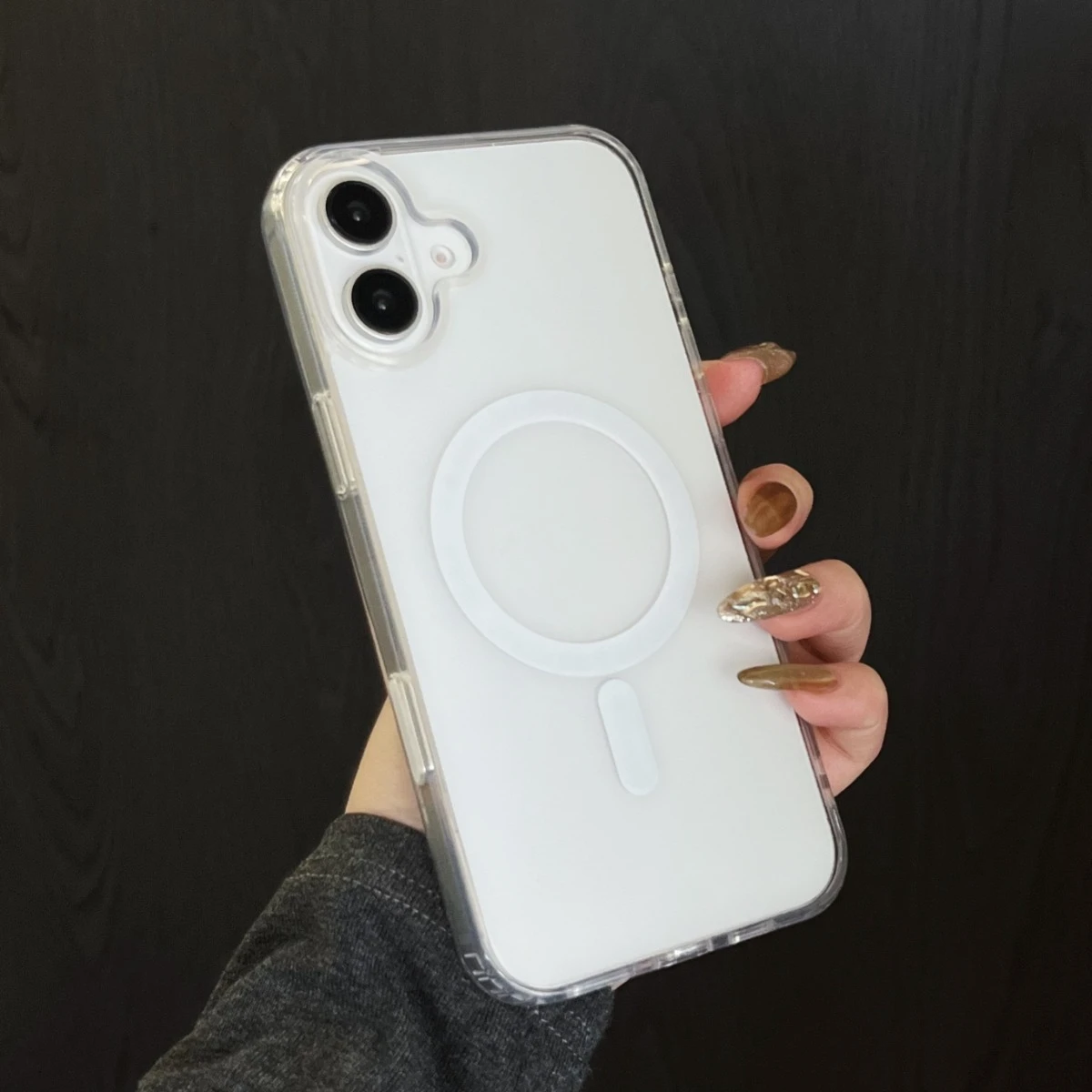 The transparent magnetic phone case is protected by four corner airbags and is impact-resistant