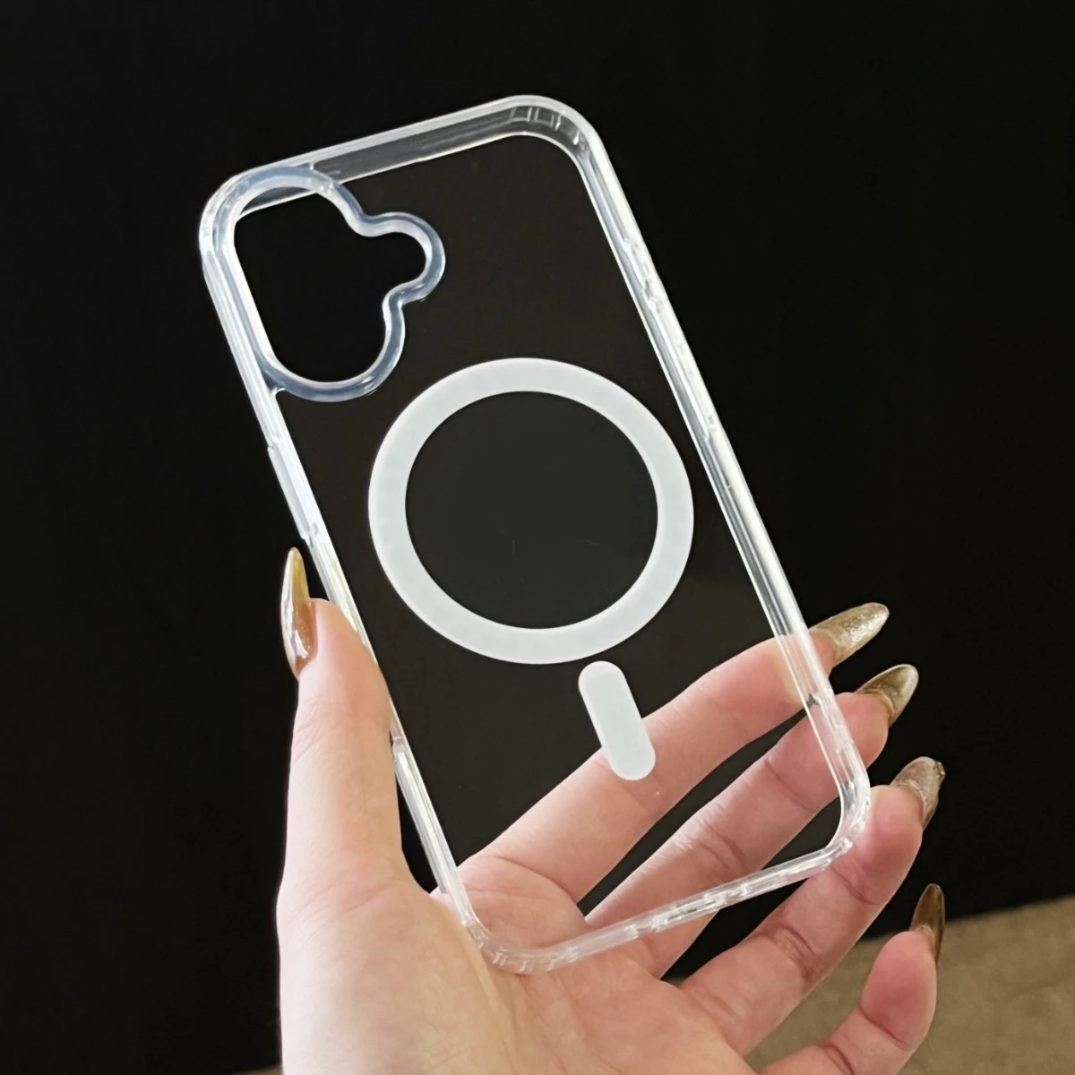 The transparent magnetic phone case is protected by four corner airbags and is impact-resistant