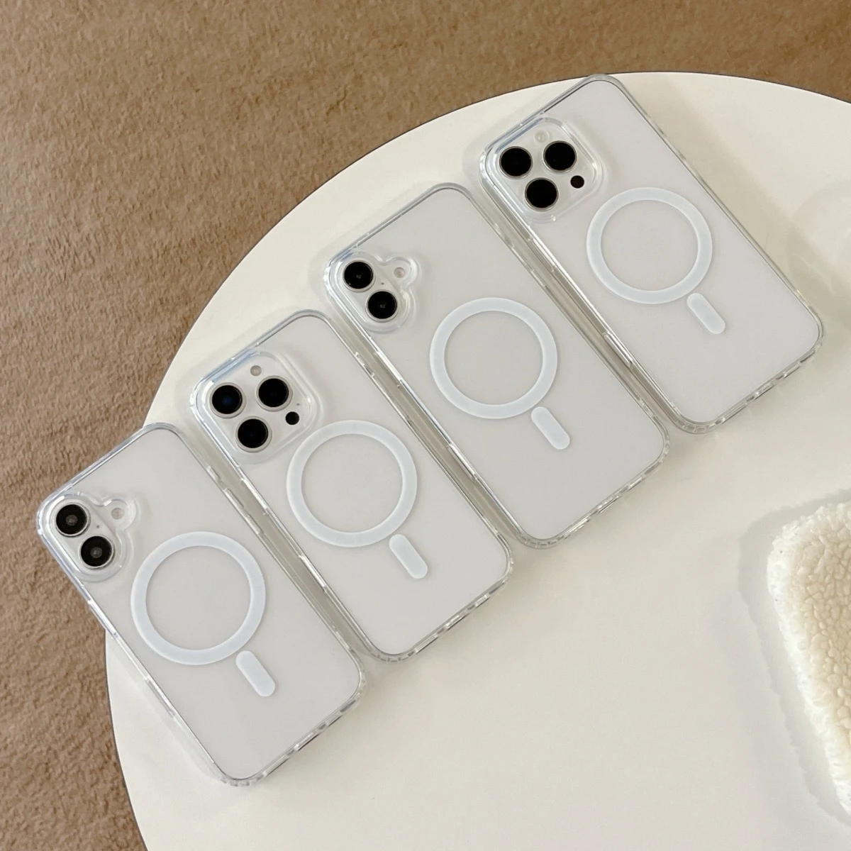 The transparent magnetic phone case is protected by four corner airbags and is impact-resistant